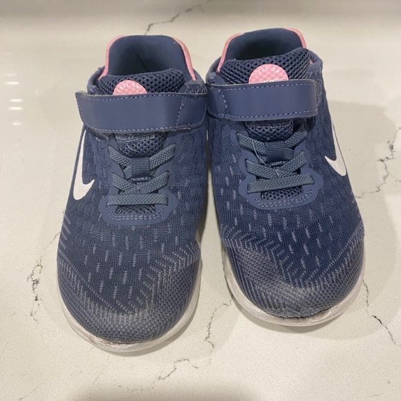 Kids Nike runners - Picture 3 of 3